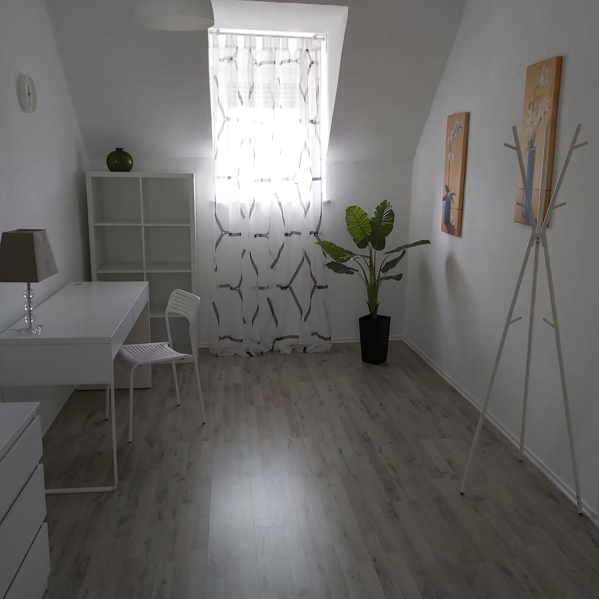 Megena Apartment Mayen Bagian luar foto