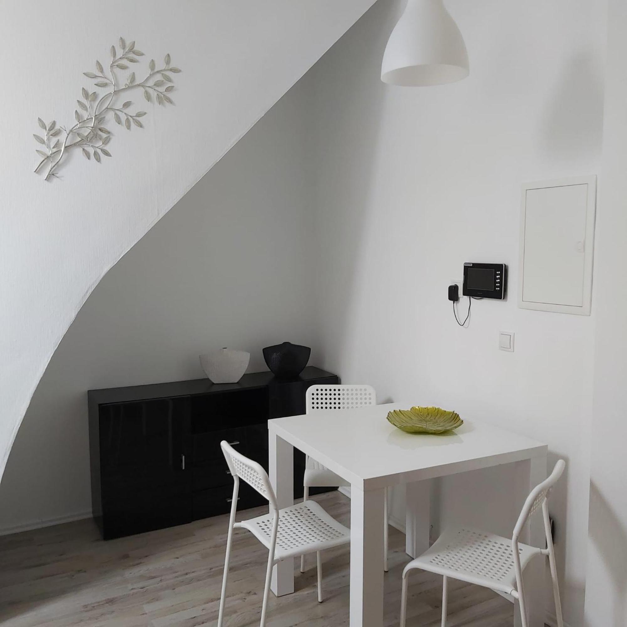 Megena Apartment Mayen Bagian luar foto
